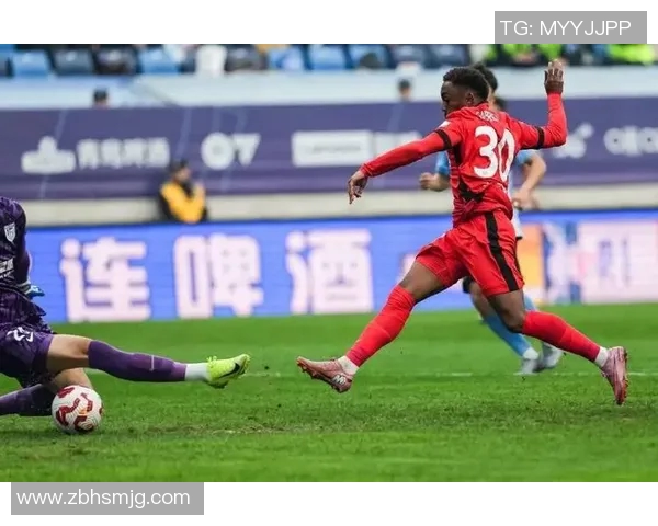 上港与重庆精彩对决重播回顾赛场瞬间与精彩进球分析